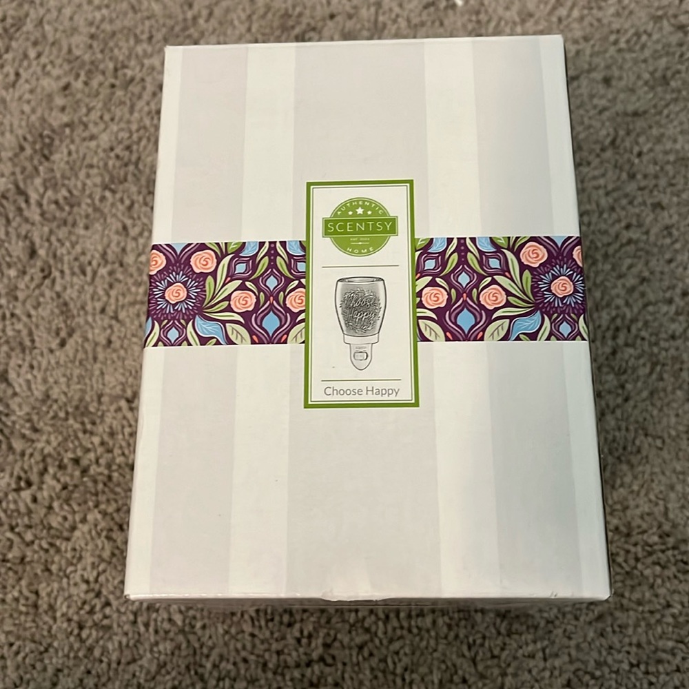 Scentsy “Choose Happy” wax warmer wall plug in